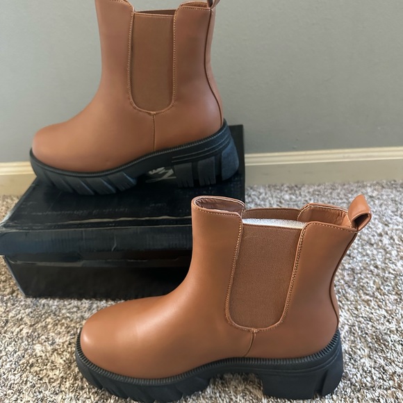 New tan Chelsea boots - Picture 7 of 9